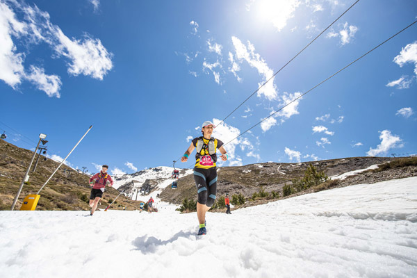 スペイン南部でトレランレース、残雪の山でスキーヤーと並走も