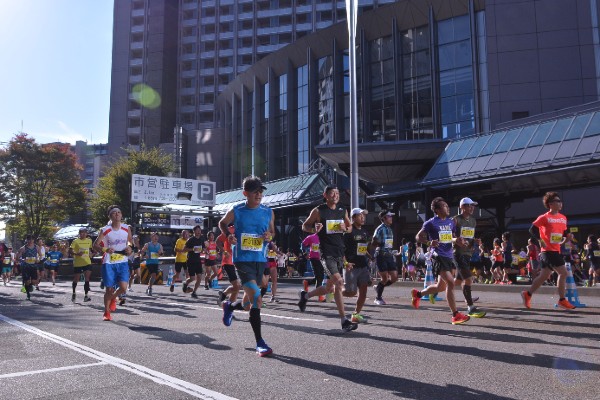 【速報】金沢マラソンに1万2000人が出走　男子は地元出身の福村さんが初優勝