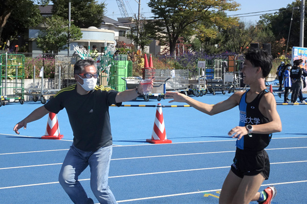 【速報】箱根駅伝選手への給水を体験！？　川崎フロンターレが陸上競技イベントを開催