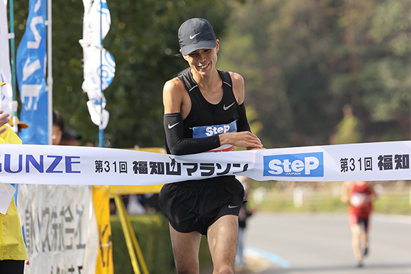 ボストンマラソンで京都の陸上競技場職員が8位入賞 日本勢のサブテンは瀬古さん以来