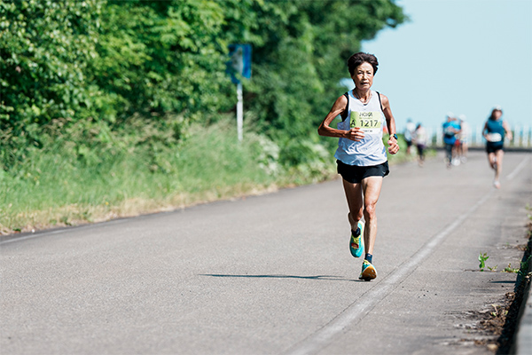 弓削田眞理子さん、サロマ湖100km記録が65歳以上世界記録に認定！「5月の走り込みは900km」