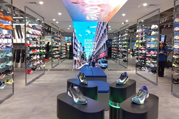 【STEP】「STEP SPORTS RUNCITY-OSAKA-」グランドオープン! 11月9日までセール開催中(PR)