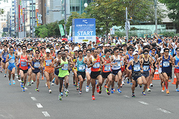 【週刊ランナーズ】北海道マラソンで聞きました　六甲山での40㎞走、ダンベルを持ってのジョギング……  暑い時期の走り込みは工夫が大切？！