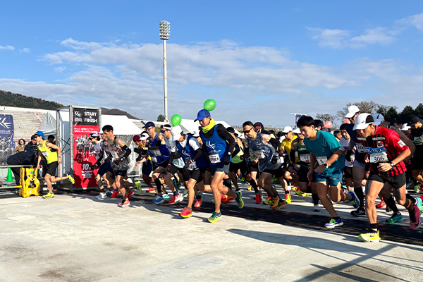 大会100撰に初選出された作.AC真駒内マラソンはランニングチームが立ち上げた「ランナー目線」のフルマラソン