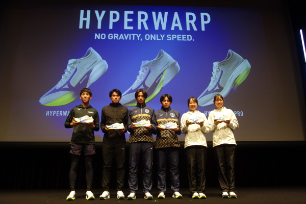 最軽量モデルは137g「新・厚底シューズ」で復権なるか 独自形状を変革したミズノ