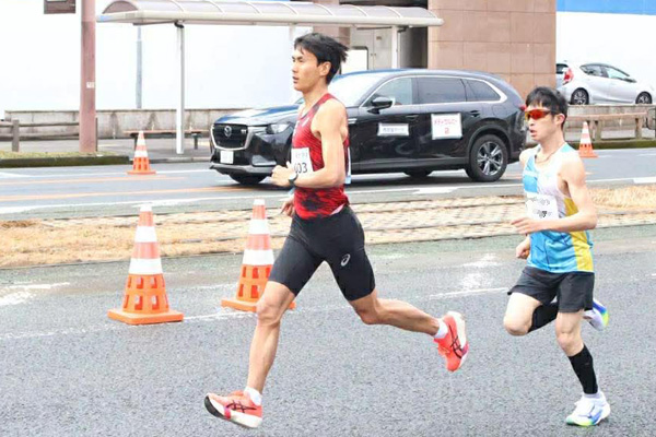 「勝つまで諦めなければ負けない」本誌おなじみ山﨑竹丸コーチが12年ぶり2度目の高知龍馬マラソン優勝