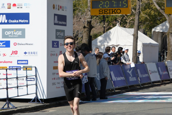 「東京在住米国人市民ランナー」が大阪マラソンで2時間7分14秒　イーサン選手のトレーニング