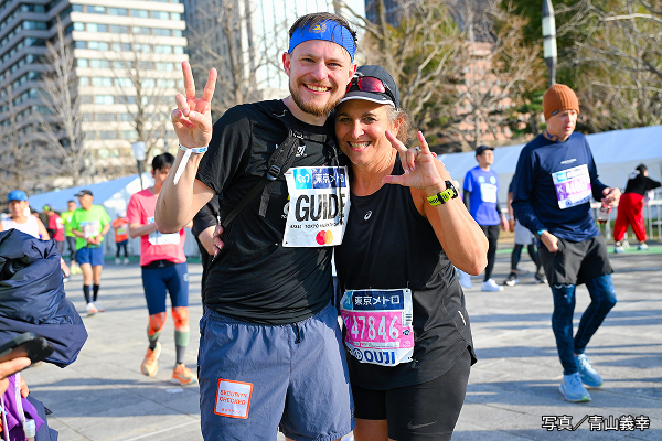 伴走者と手で会話 米の盲ろうランナーが東京マラソン完走でシックススター獲得