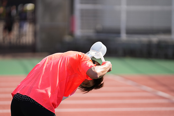 酷暑でも快適に走るコツ　ランニング中と後は「とにかく身体に冷たい水をかける」